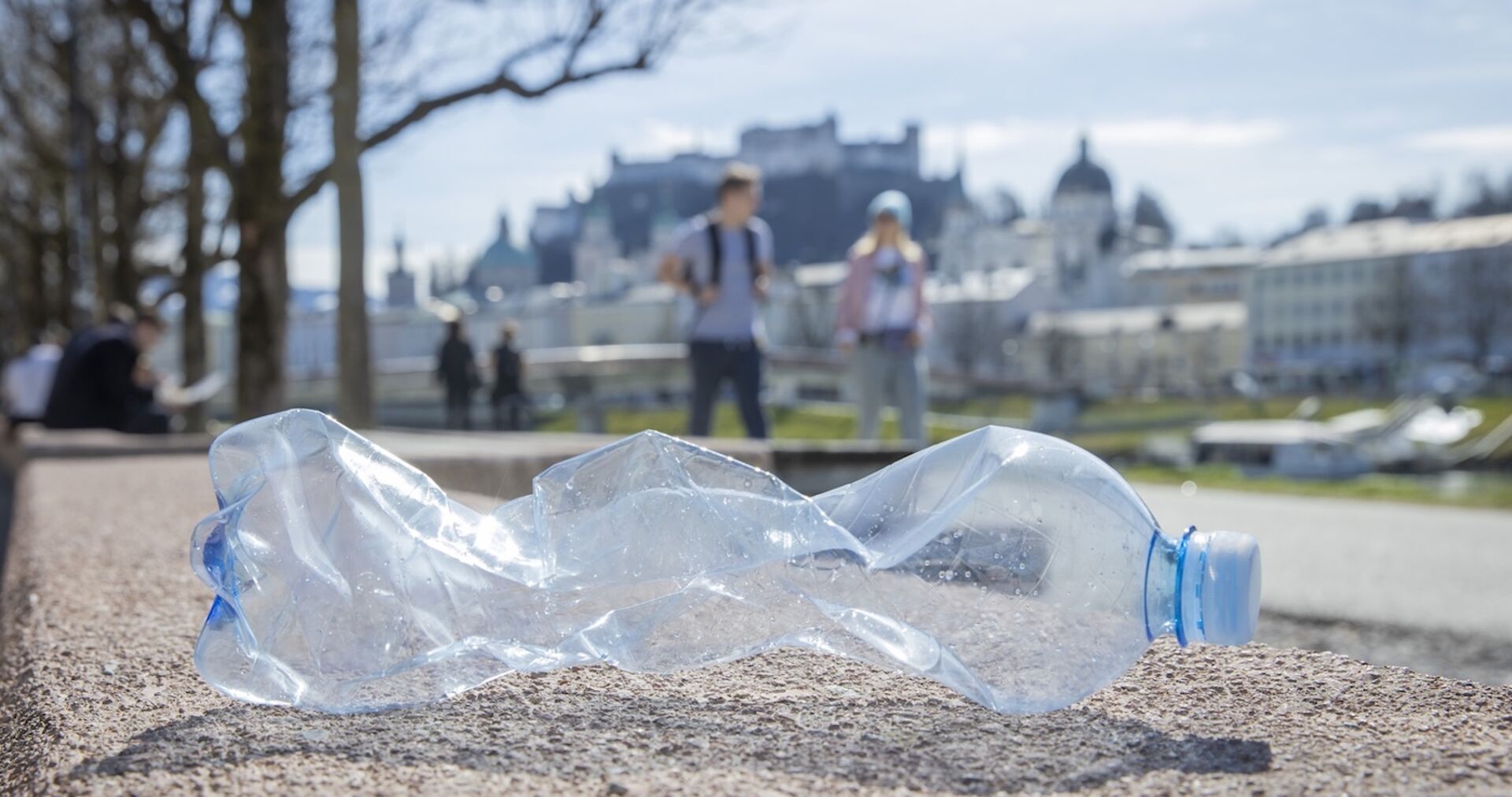 Weggeworfene Plastikflasche