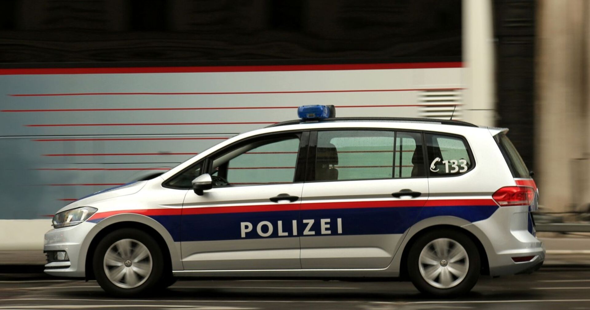 Polizeiwagen fährt schnell