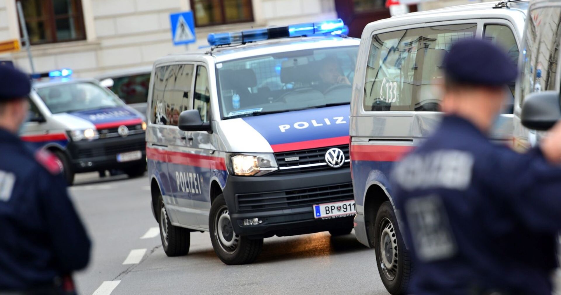 Polizeiautos und Polizisten im Einsatz.