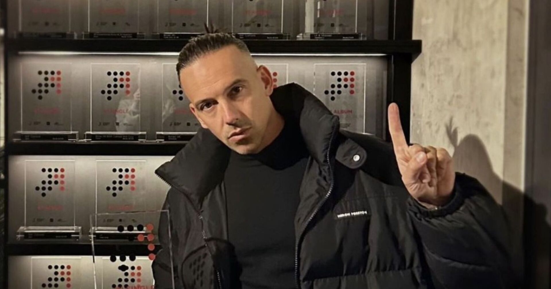 RAF Camora mit erhobenen Zeigefinger.