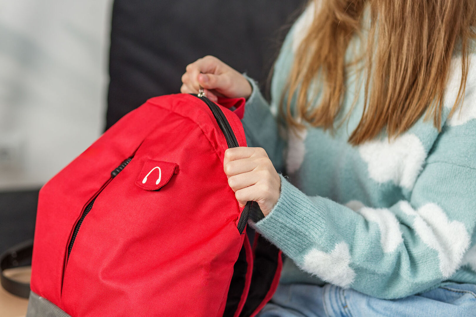 Kind packt Schultasche | Credit: iStock.com/Olha Romaniuk