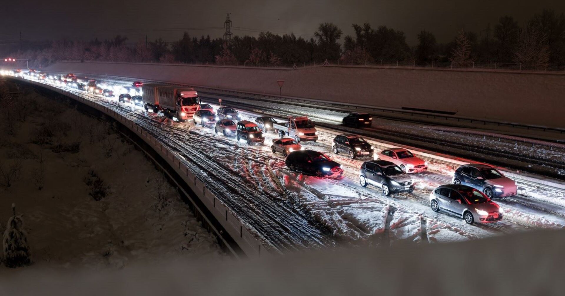 Viele Autos im Schneechaos auf der A14.