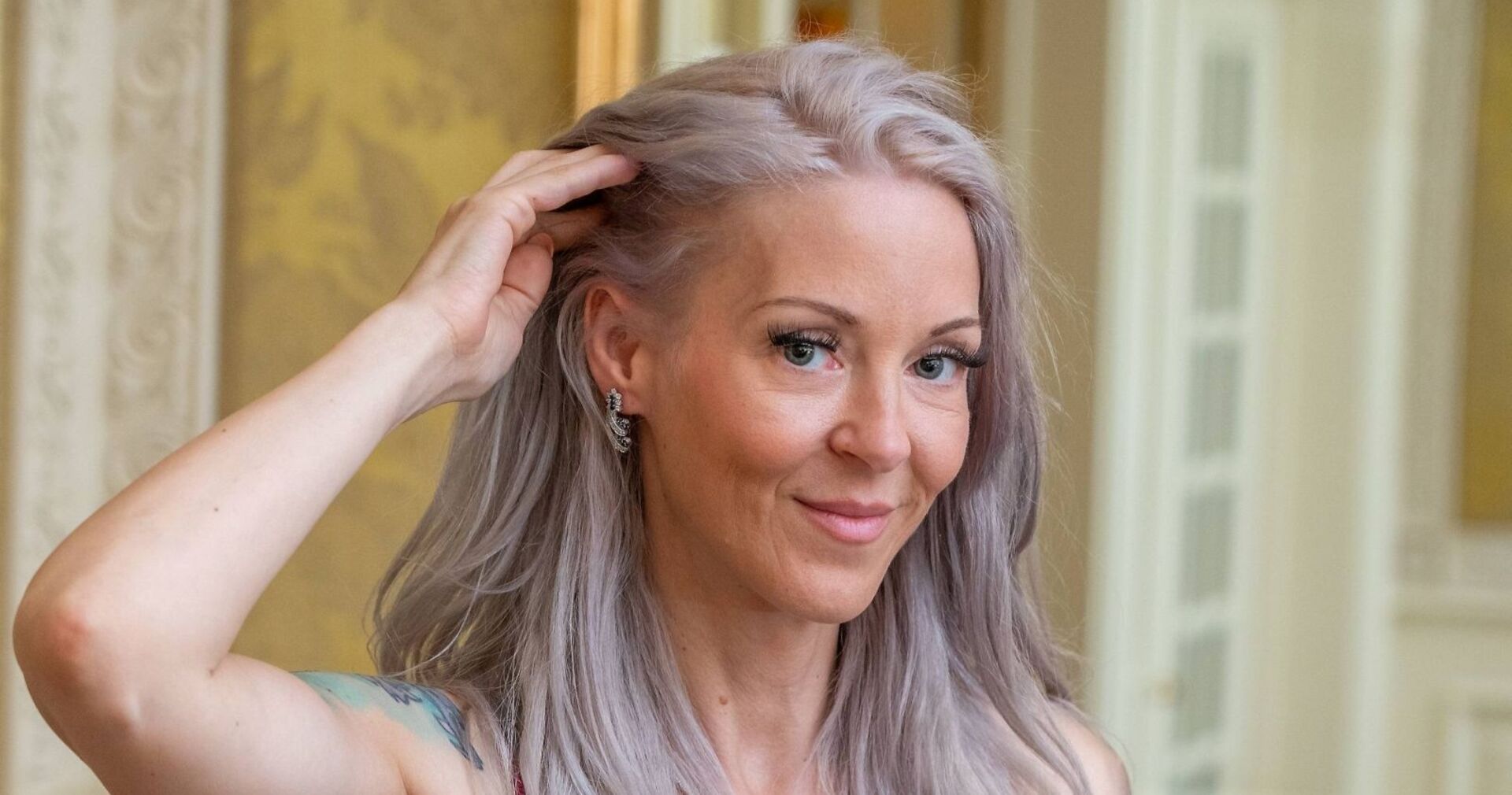 Simone Lugner greift in ihre Haare