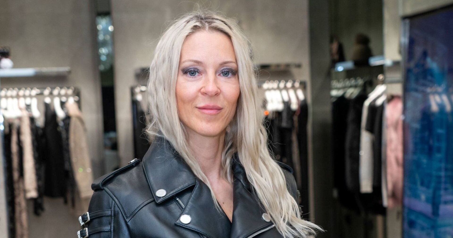 Simone Lugner trägt eine Lederjacke.