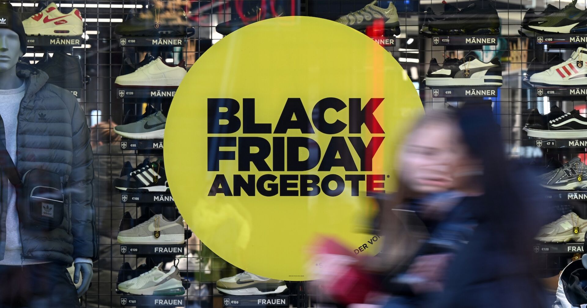Am Black Friday locken Geschäfte und Online Shops mit Angeboten.