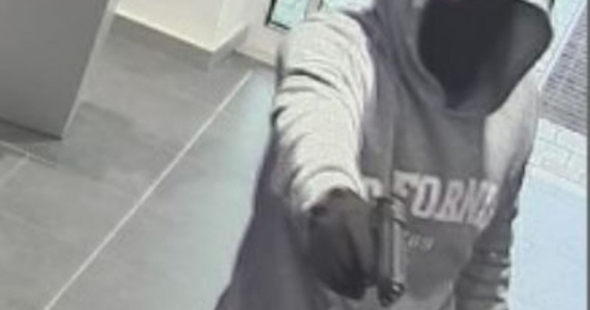 Der Täter ist mit einer Pistole bewaffnet.