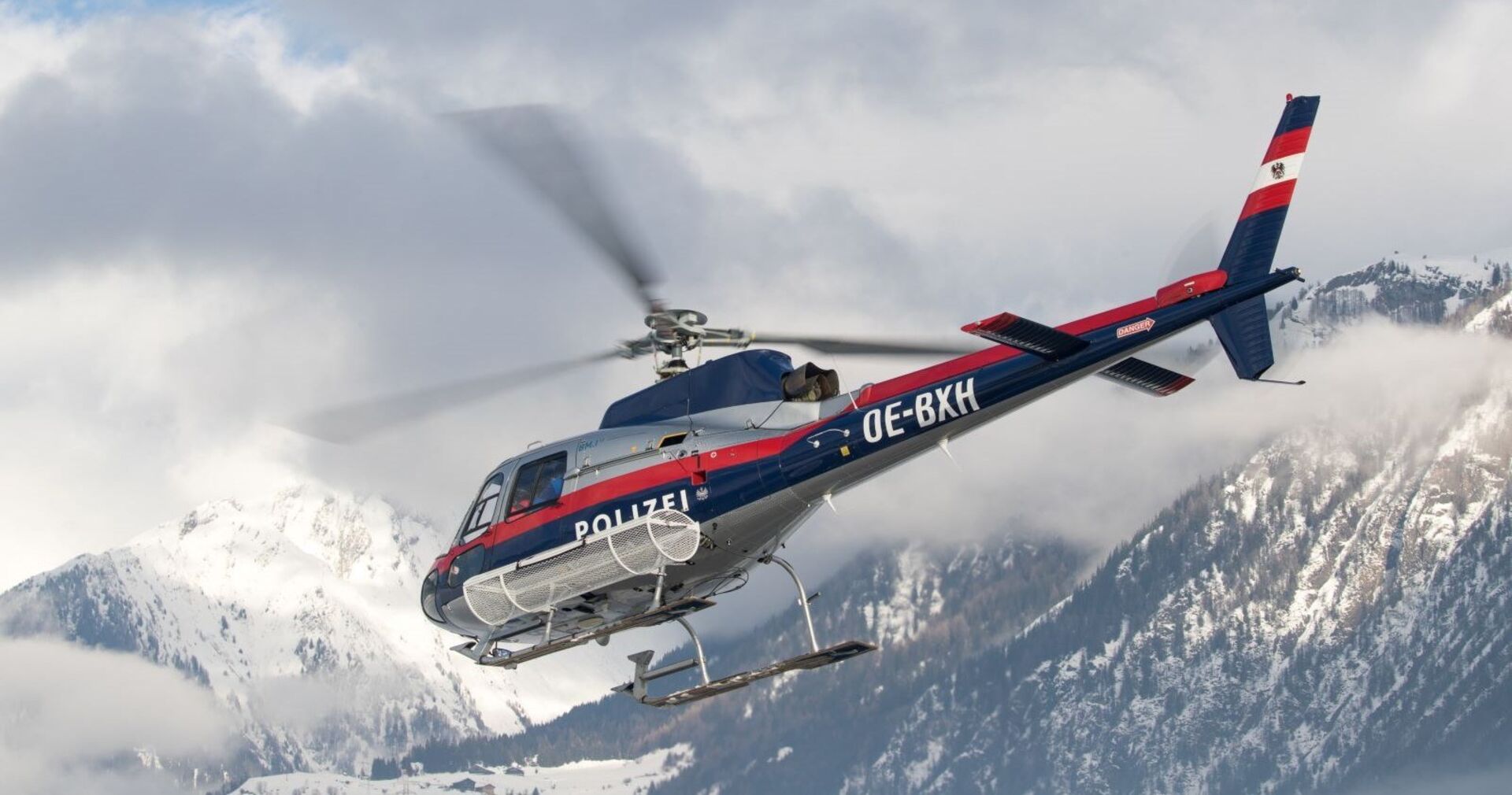 Polizeihubschrauber "Libelle" im Einsatz in den Bergen.