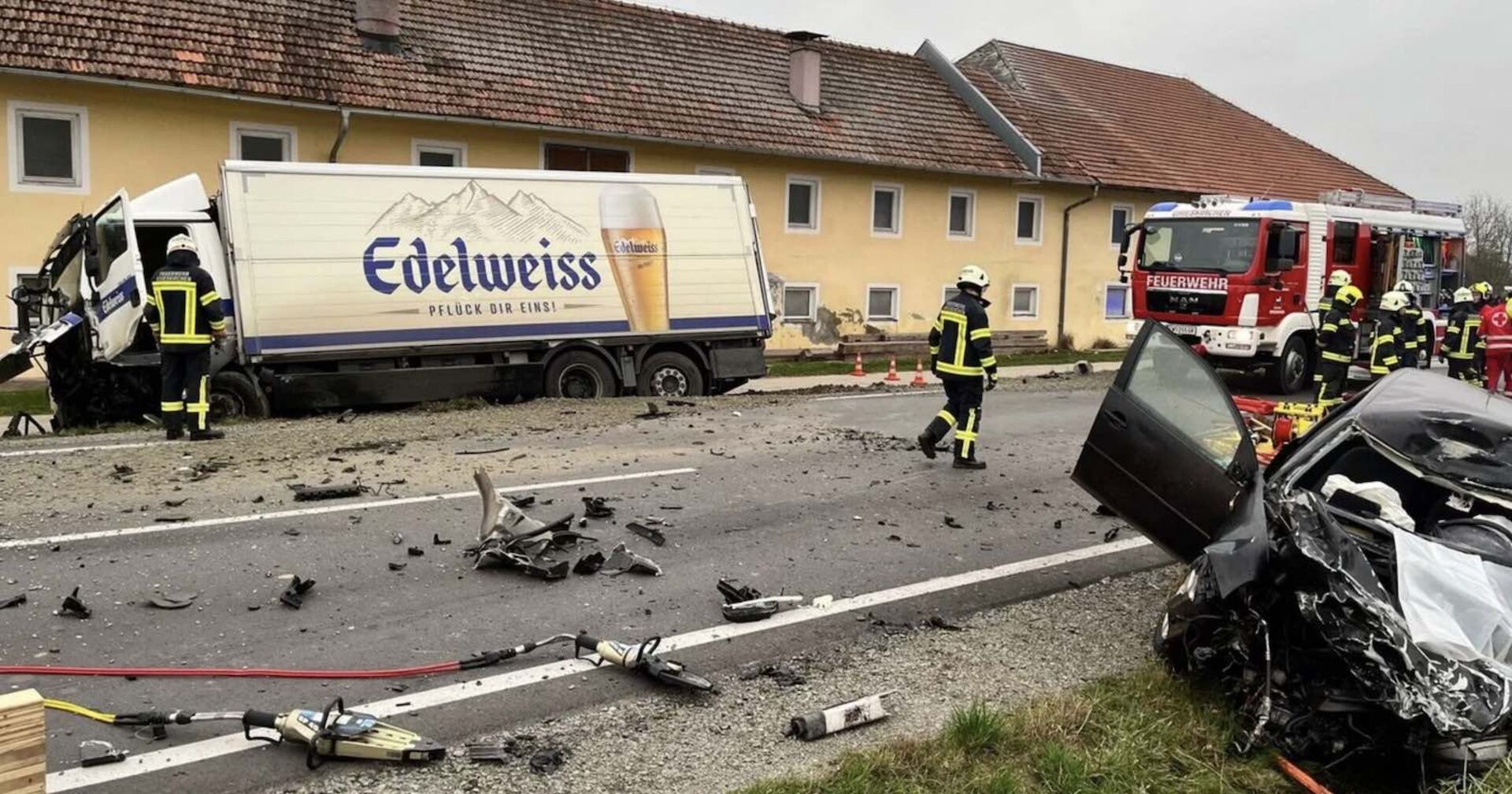 Der Lkw und der Unfall-Pkw in Grieskirchen.