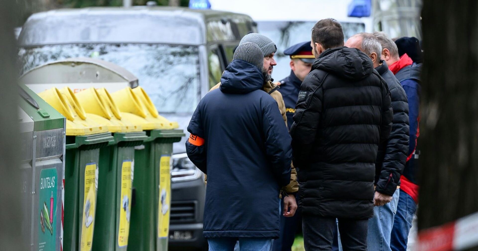 Polizisten haben das tote Mädchen in einem Müllcontainer nahe der Klinik gefunden
