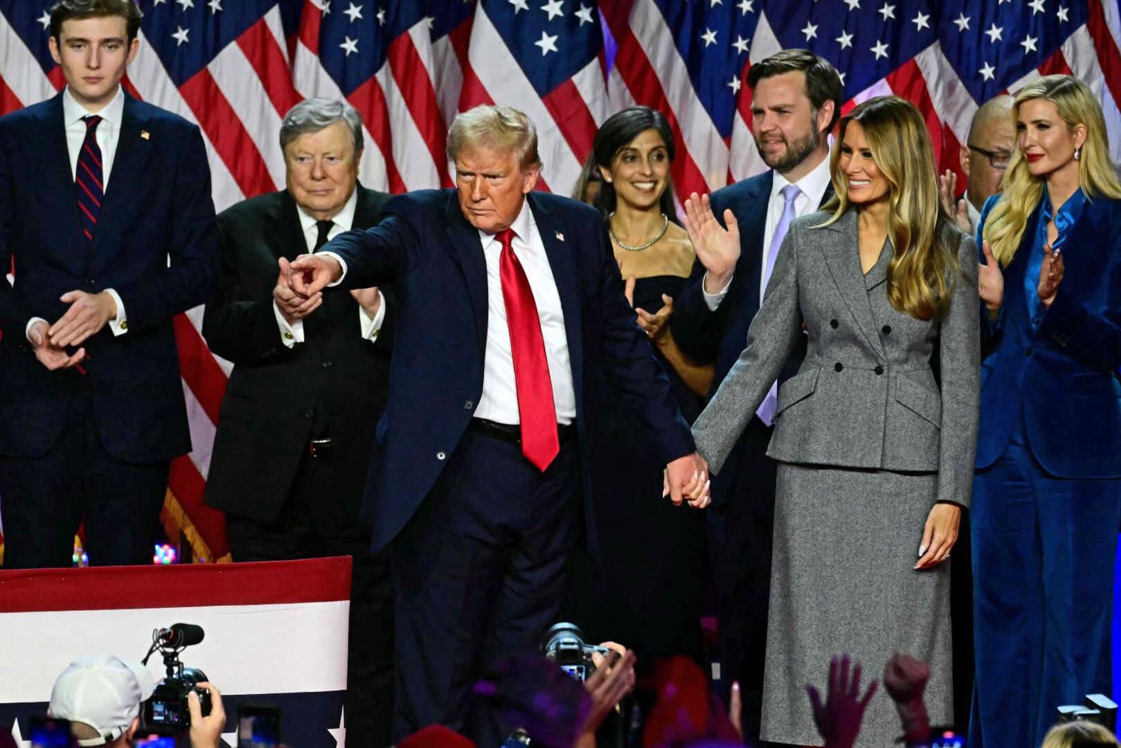 Trump feiert seinen absehbaren Wahlsieg mit einer großinszenierten Rede. Mit dabei: seine Frau und Kinder.