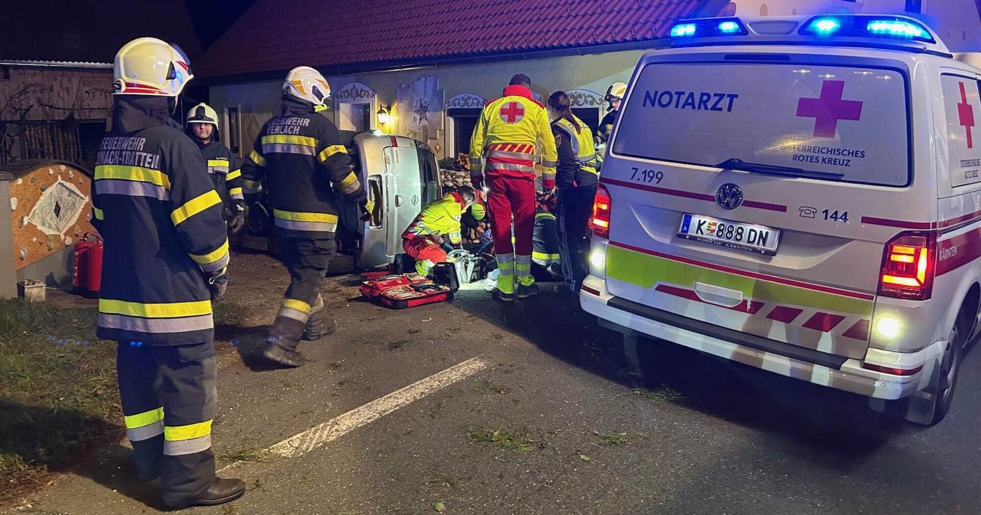 Feuerwehrleute und Rettungskräfte am Unfallort.
