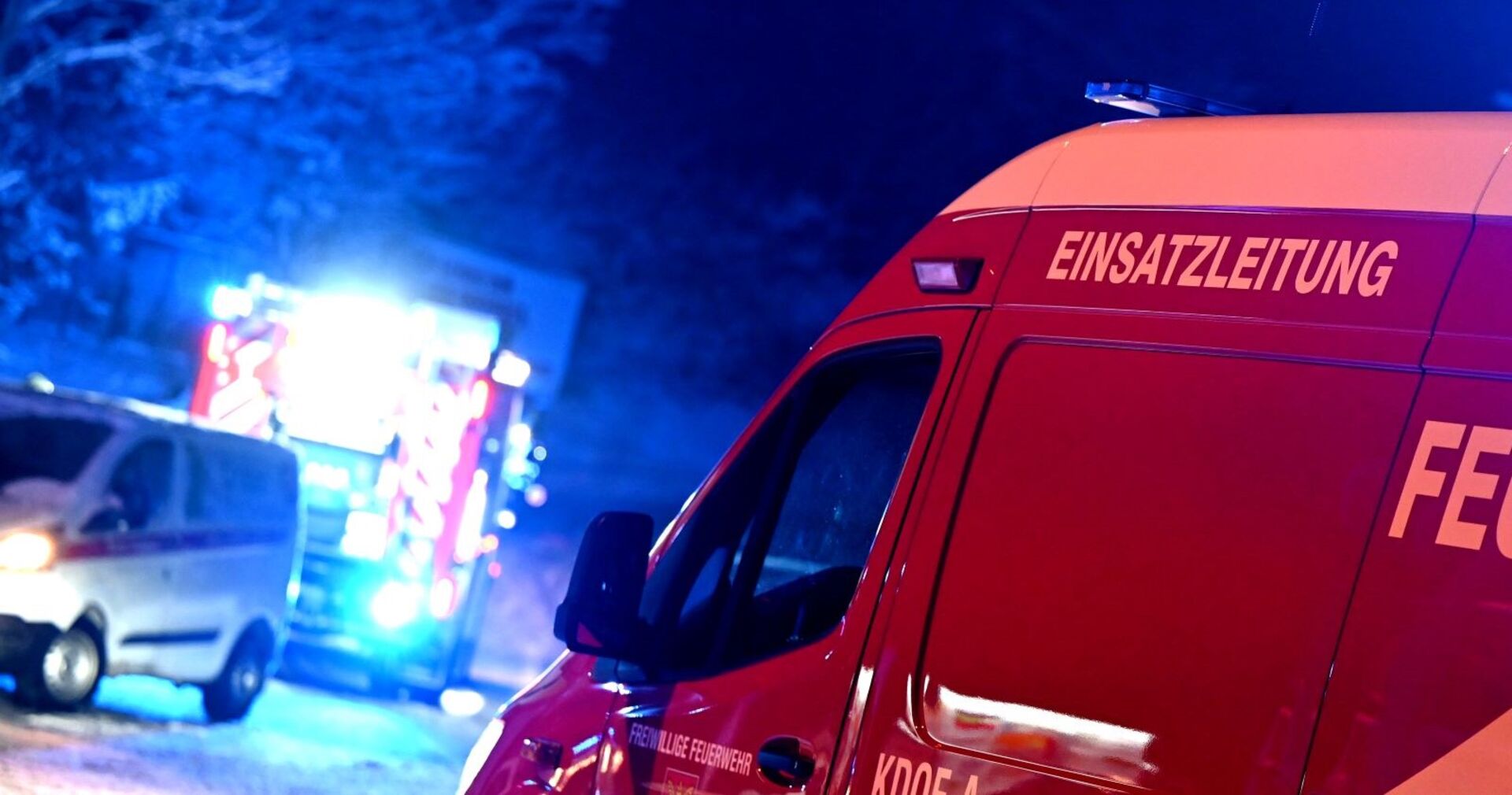 Feuerwehr an einem Unfallort in der Nacht.