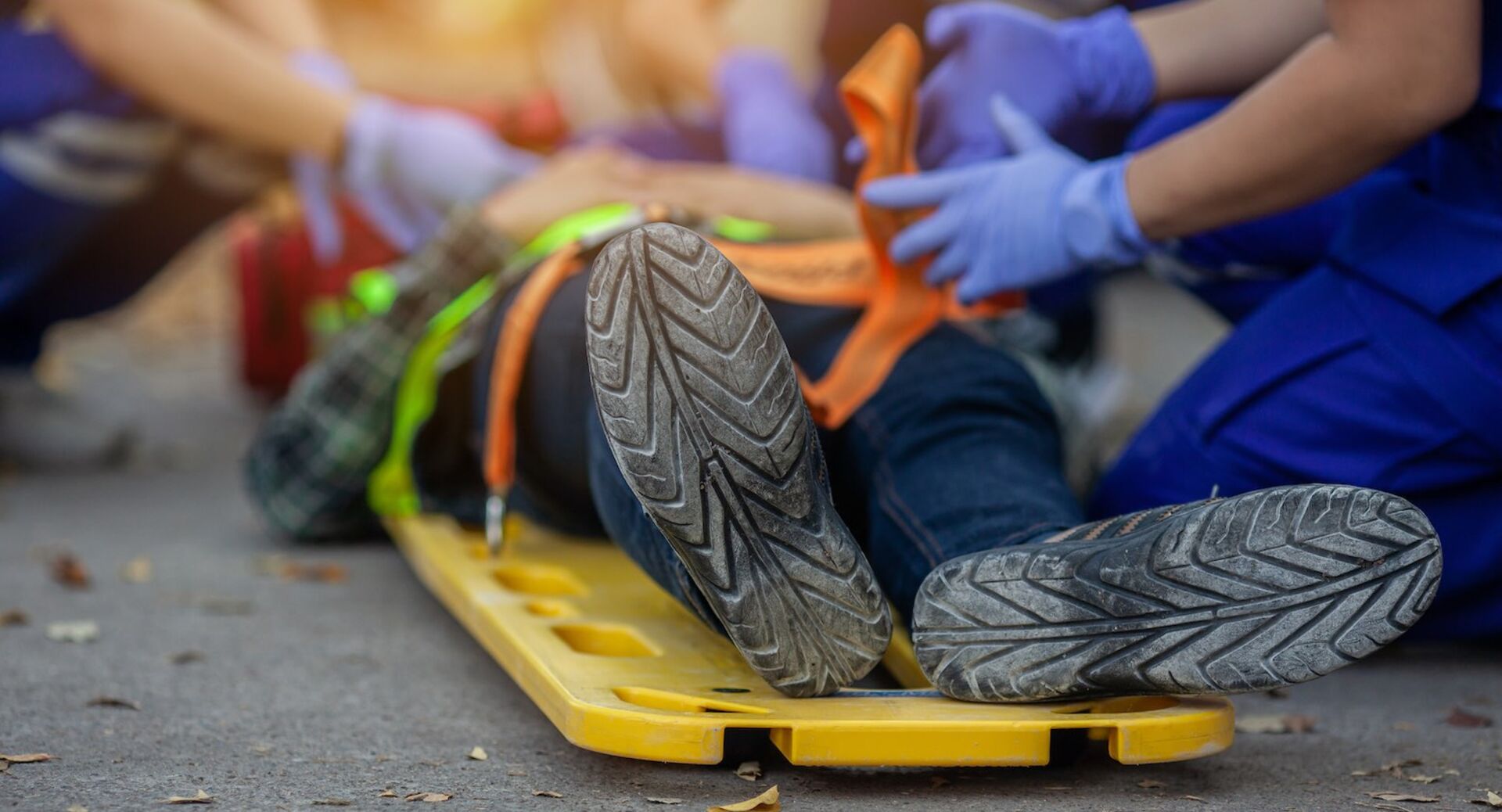 Ein Unfallopfer wird auf einer Trage wiederbelebt.