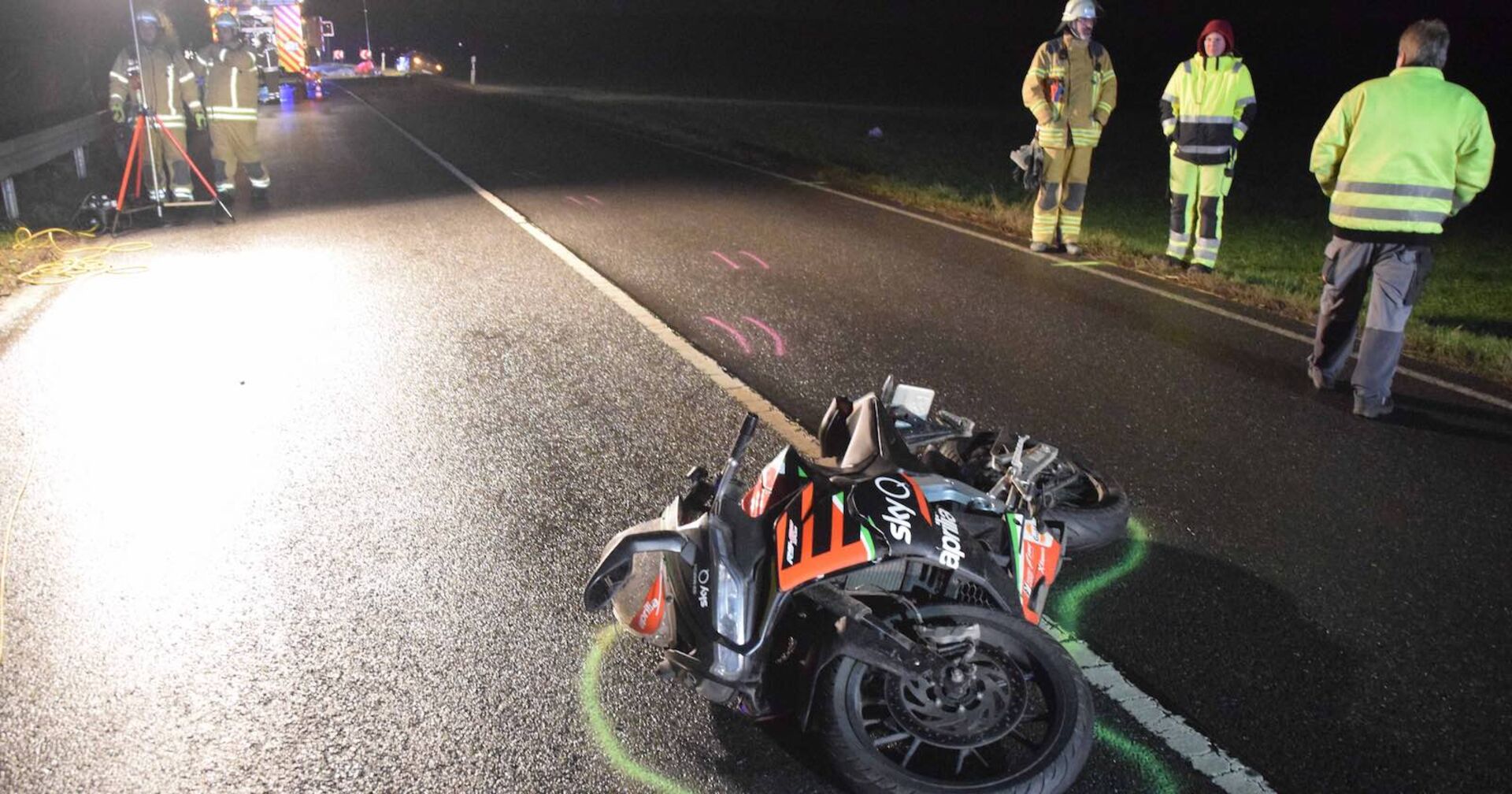 Ein Motorrad liegt nach einen Unfall auf der Straße.