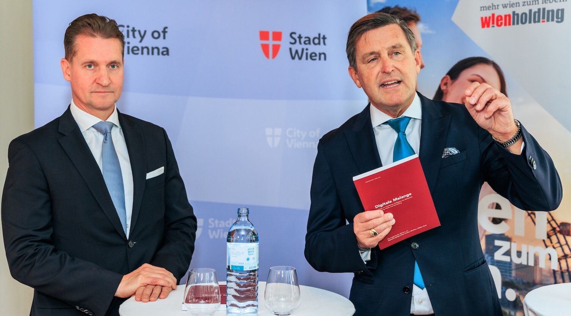 Zwei Männer im Anzug bei der Fachtagung