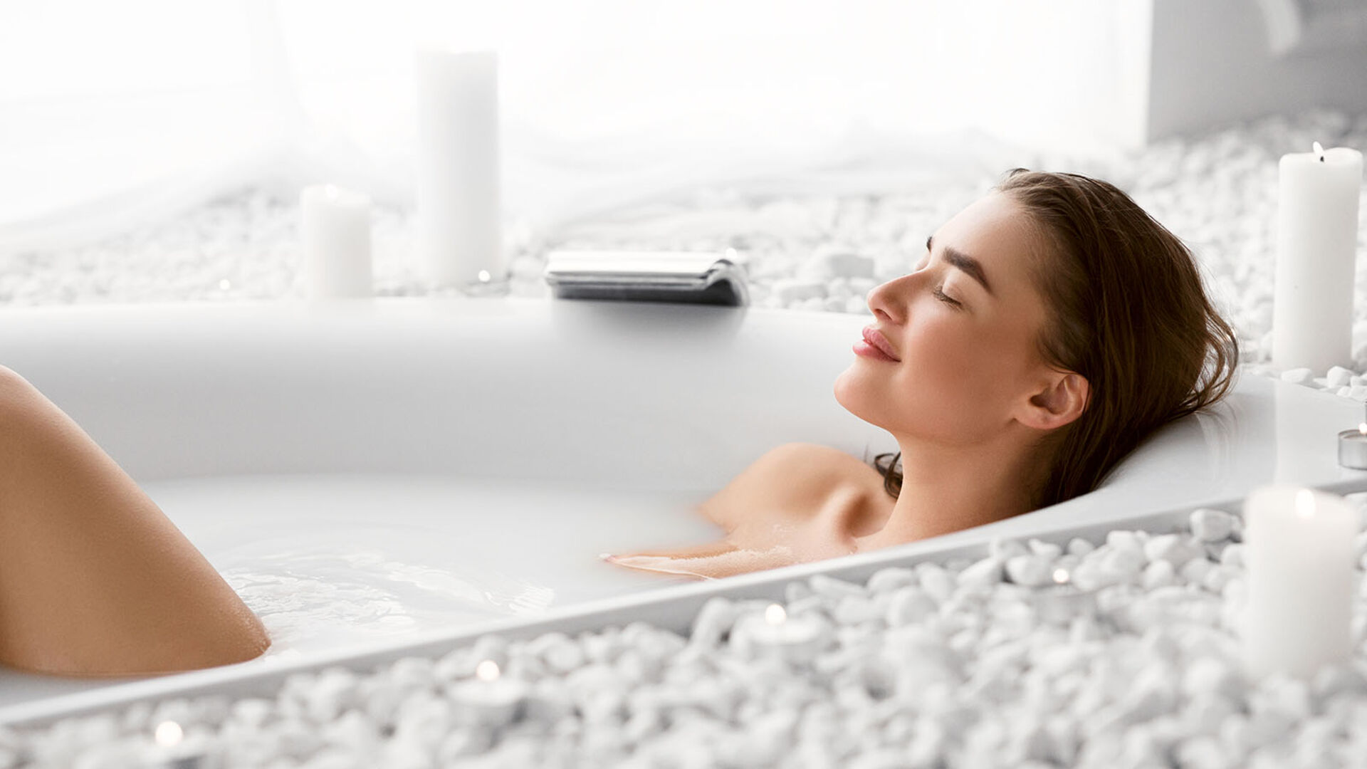Frau badet in Milch | Credit: iStock.com/Prostock-Studio