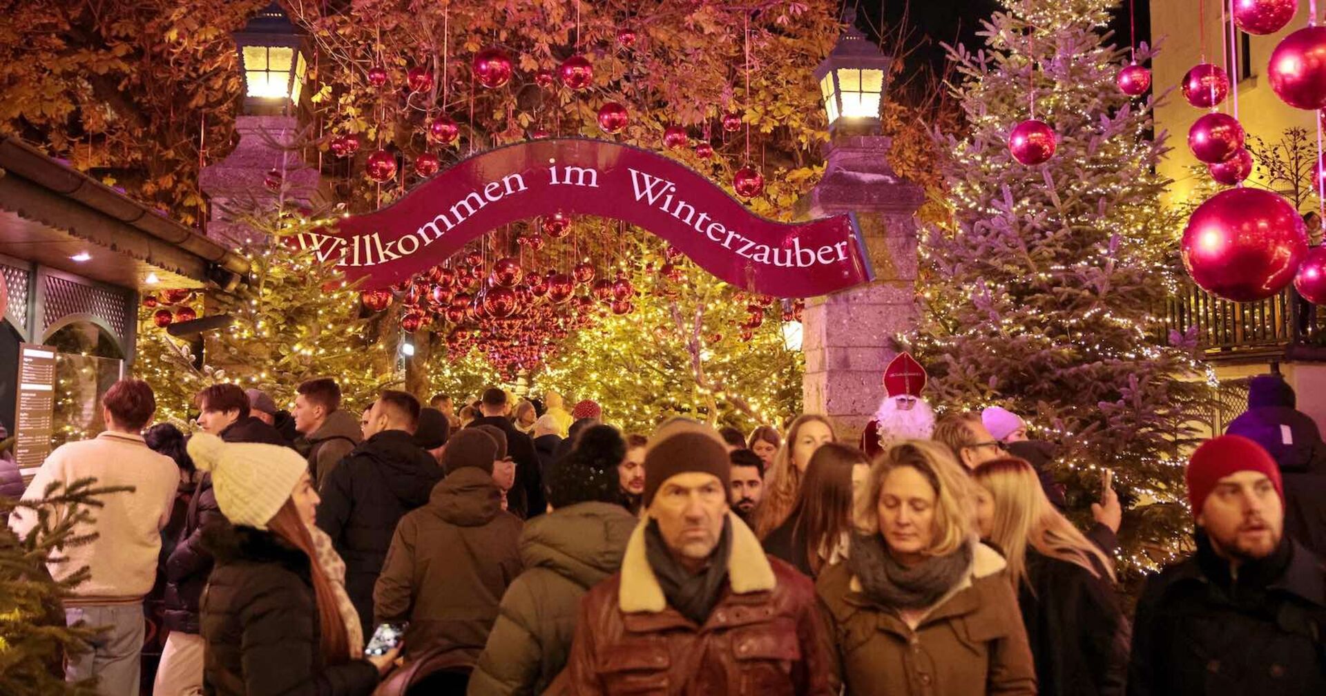 Eingang zum "Winterzauber" im Klosterhof in Linz.