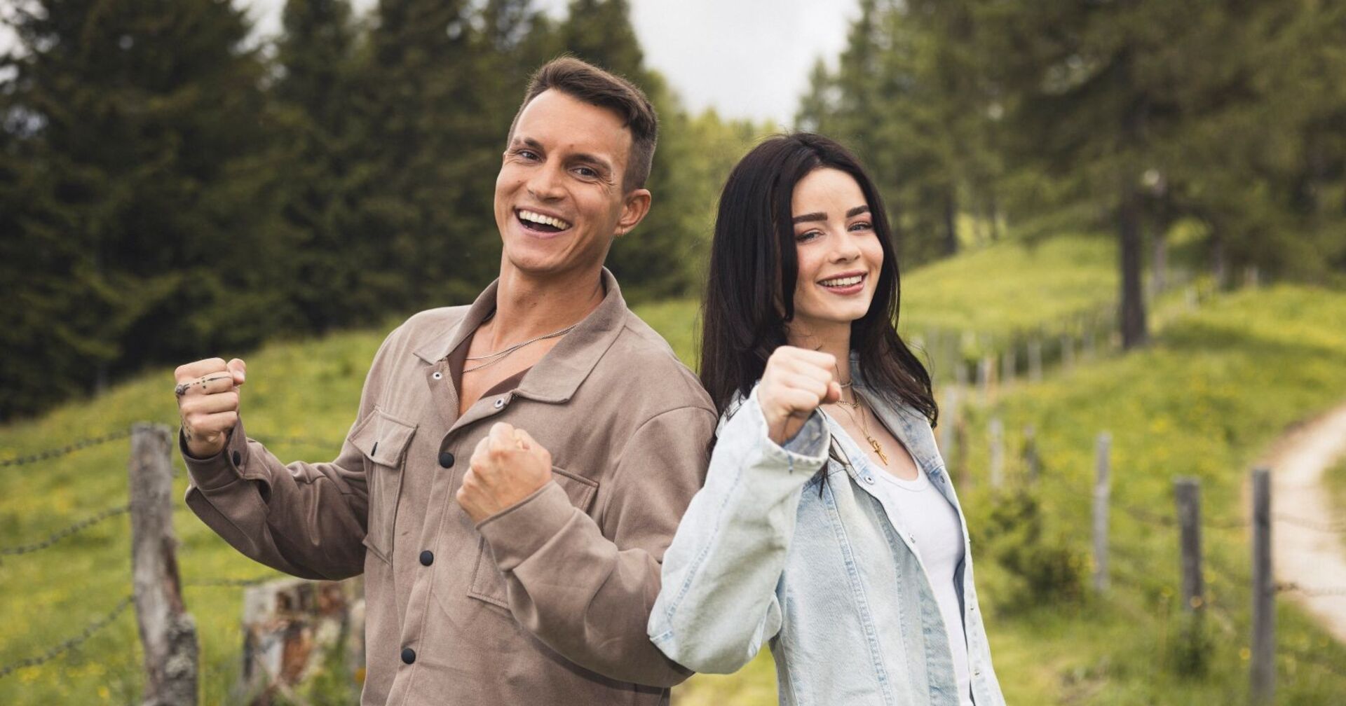 Rob und Zoe lachen in die Kamera