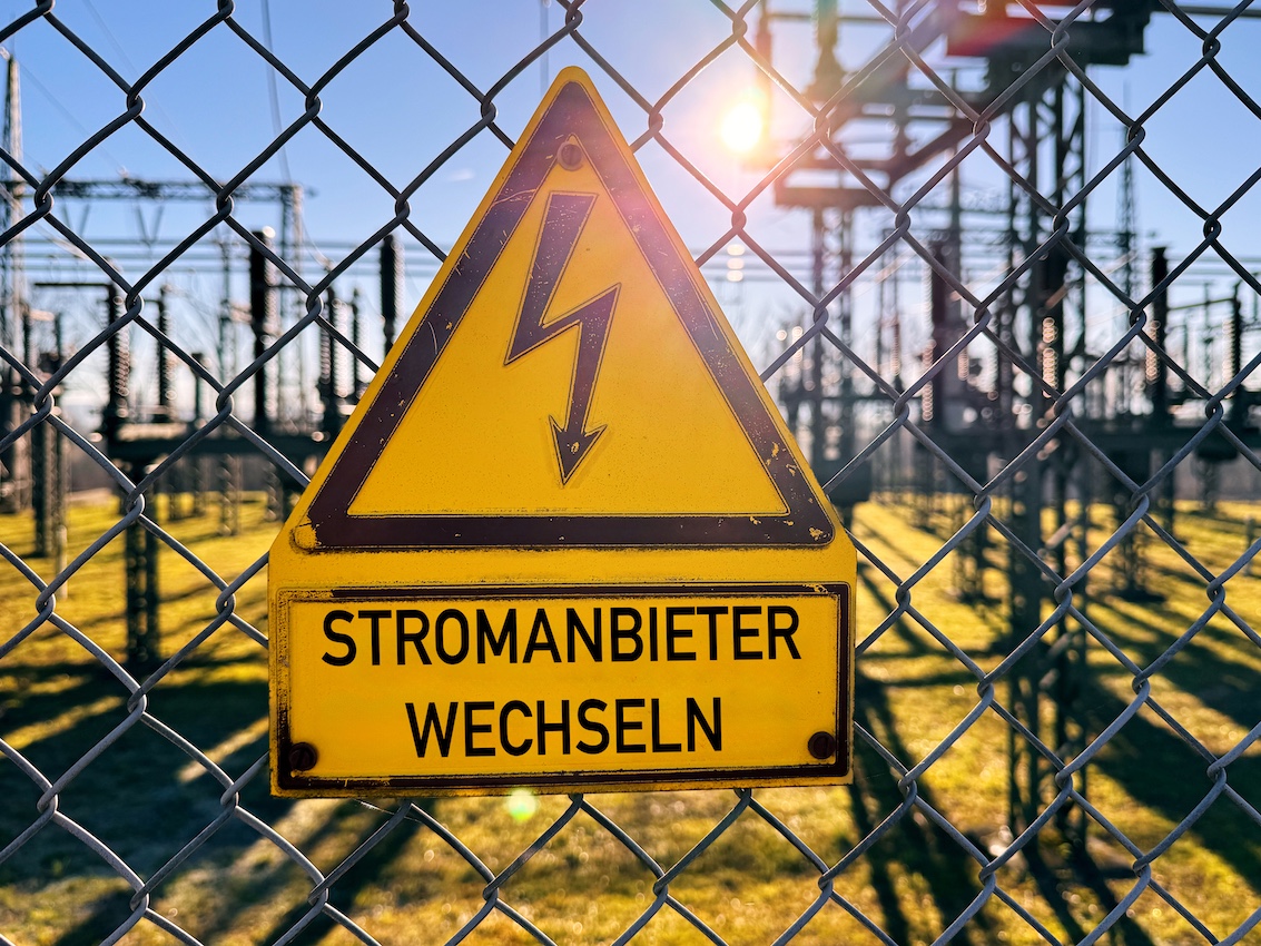 Umspannwerk mit Schild "Stromanbieter wechseln"