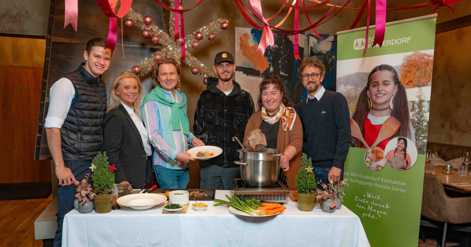 Eine Gruppe von Menschen vor Essen
