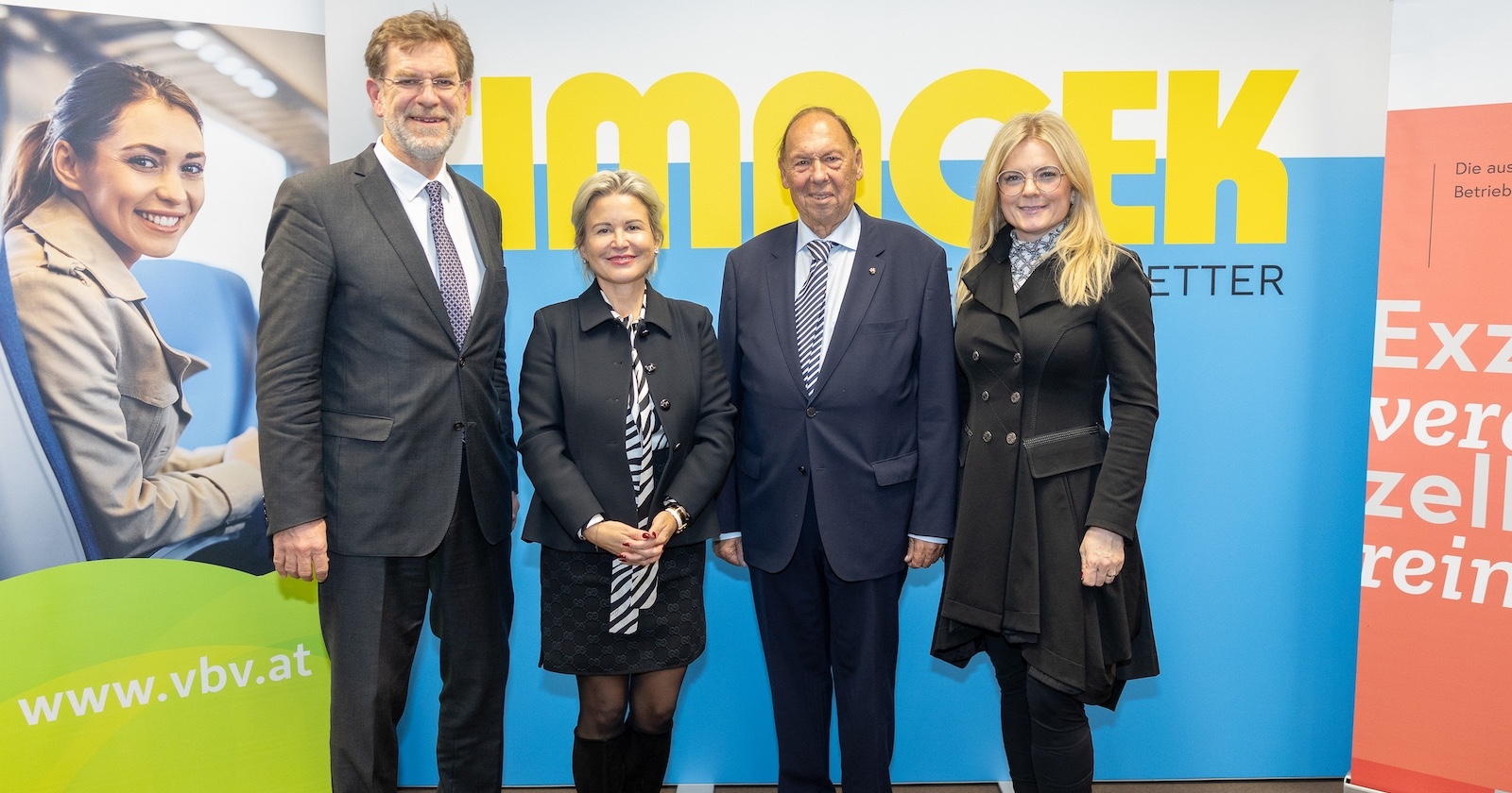 Gruppenfoto vor Fiermenlogoaufsteller