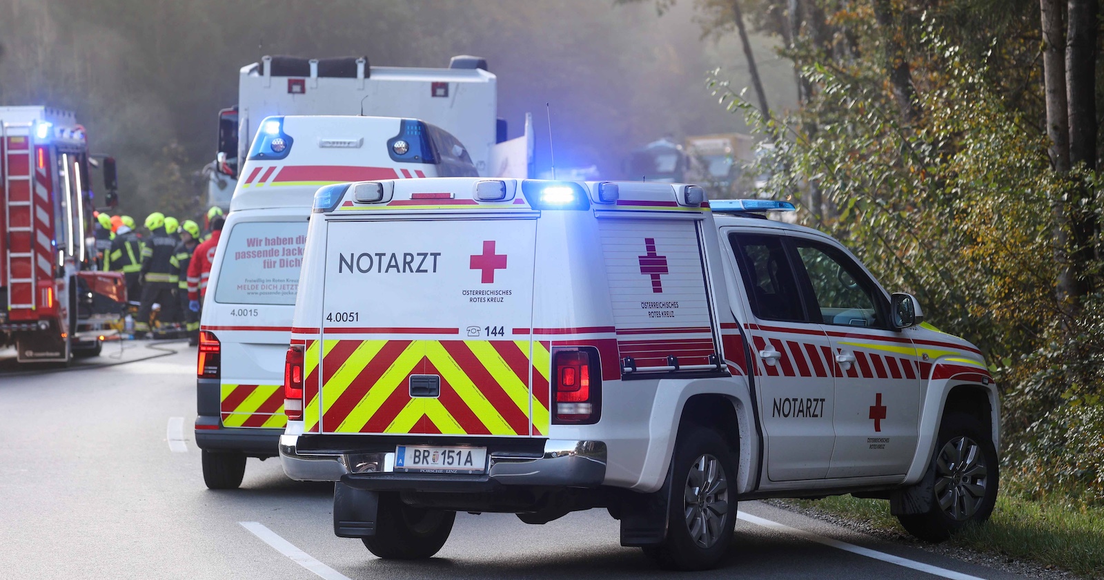 Rettung und Feuerwehr an einen Unfallort.