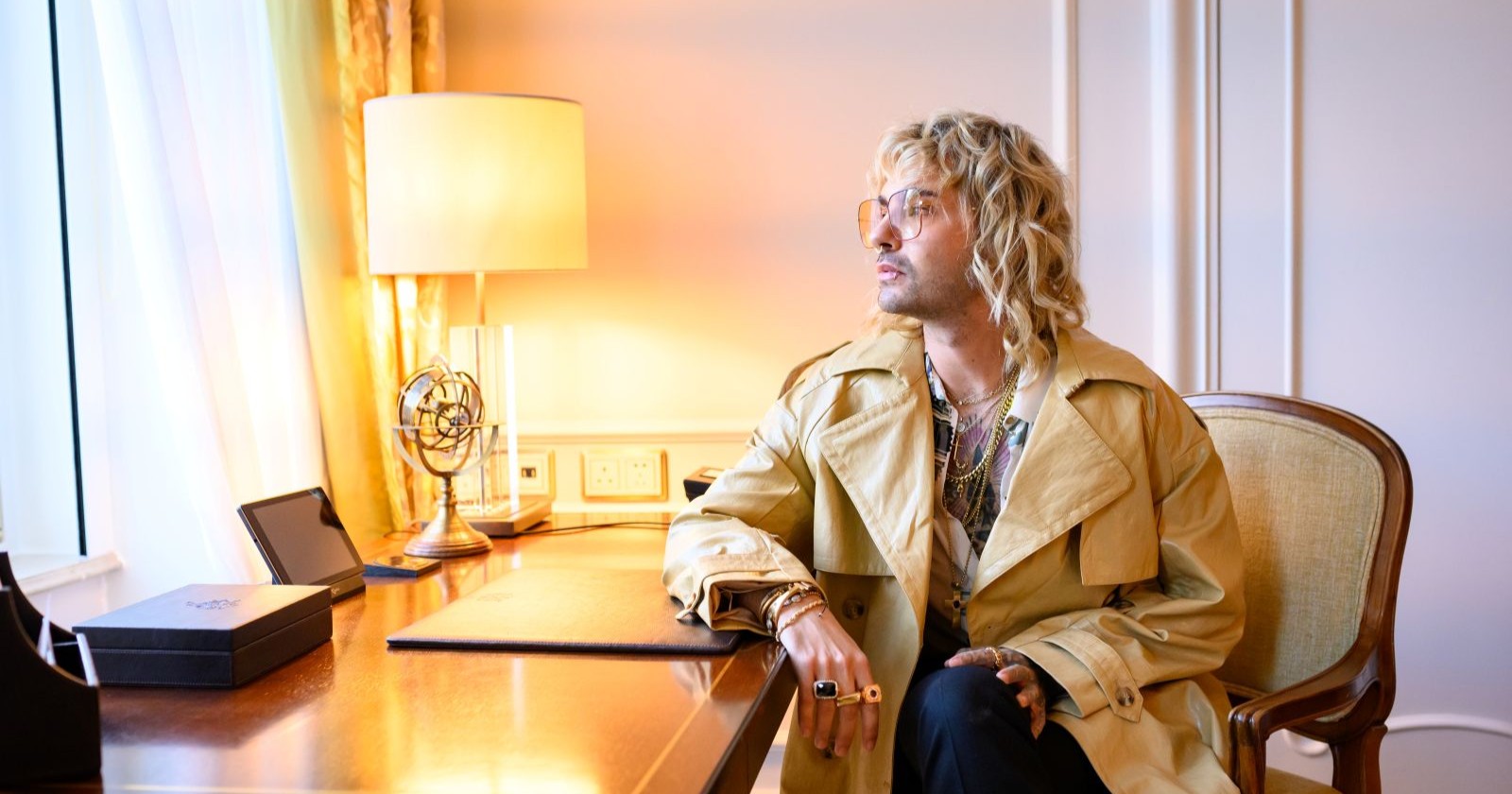 Bill Kaulitz blickt aus dem Fenster