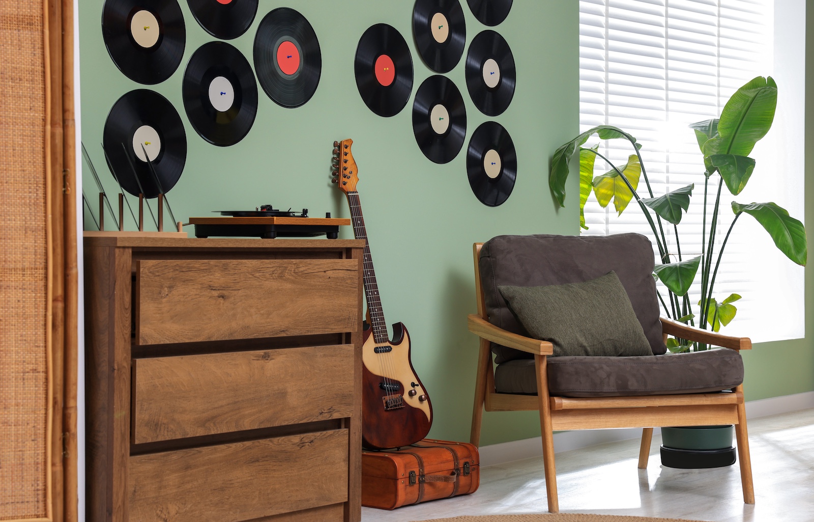 Wohnzimmer mit Schallplatten an der Wand