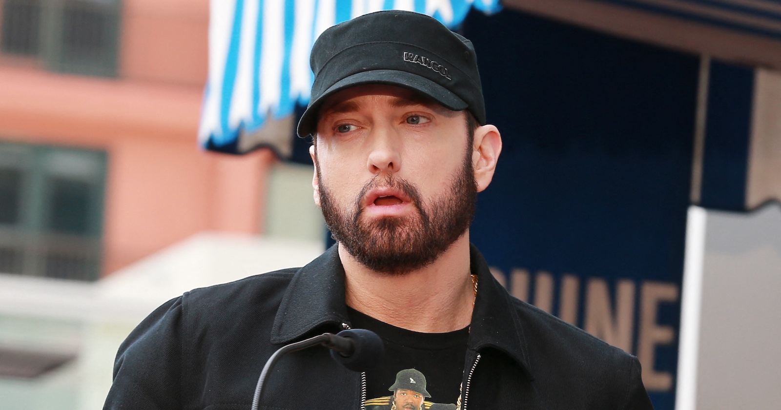 Eminem mit schwarzer Jacke und schwarzer Kappe.