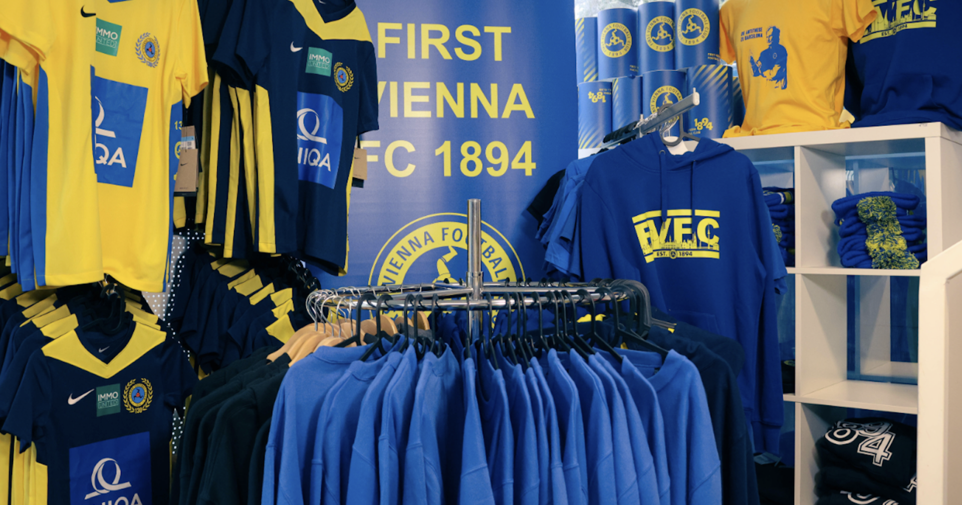 Fußball-Fanartikel auf einem Kleiderständer