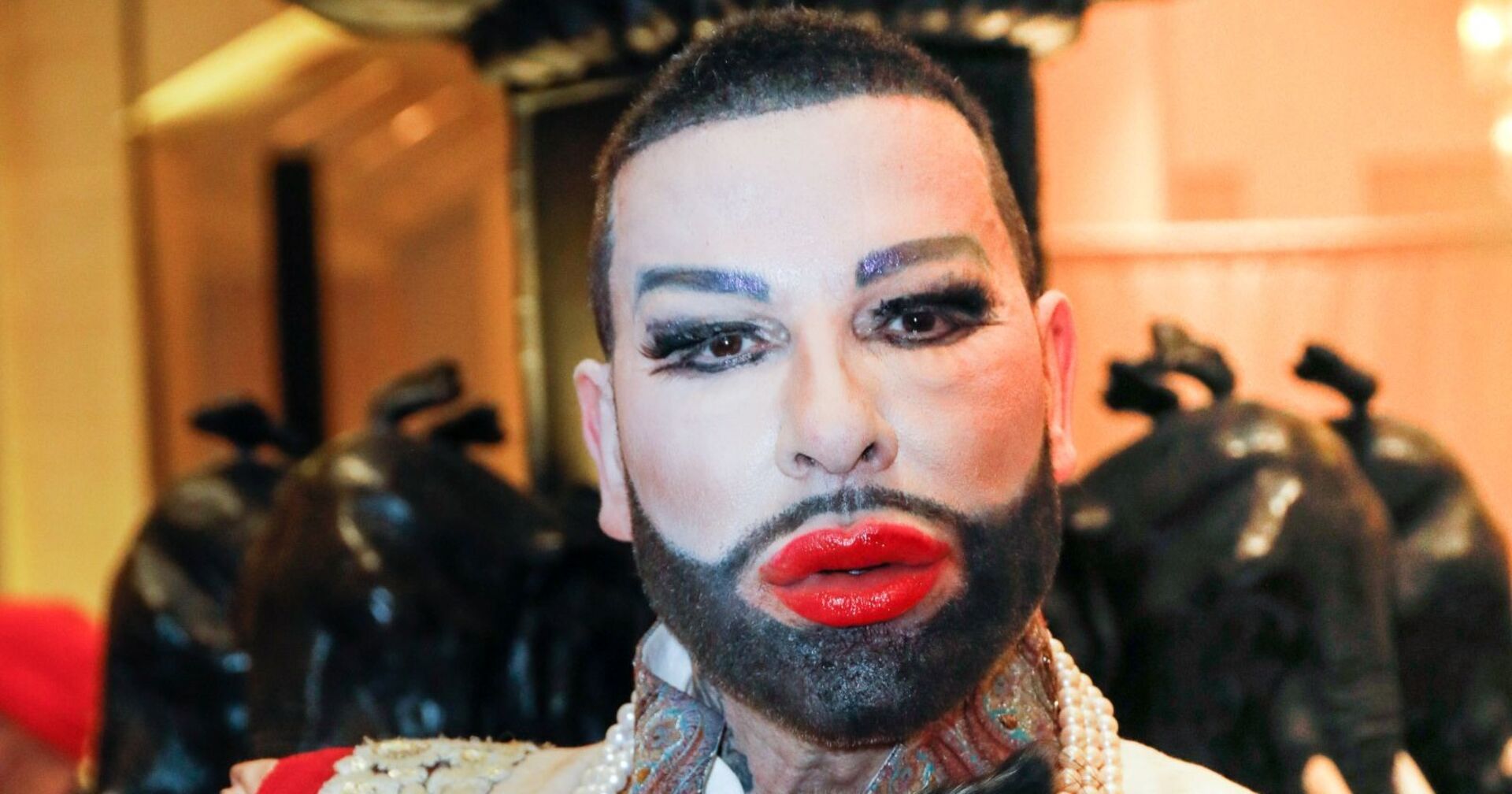 Harald Glööckler mit rotem Lippenstift.