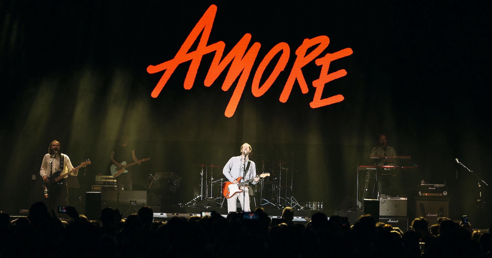 Wanda auf der Bühne, im Hintergrund der rote Schriftzug "Amore".