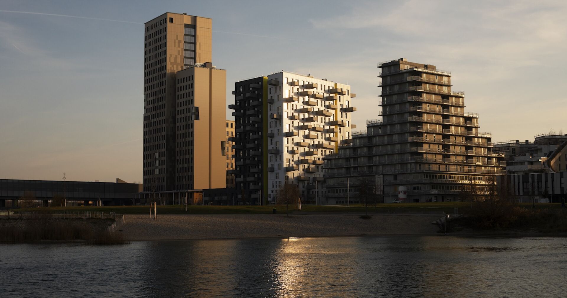 Der Asperner See und Hochhäuser im Hintergrund.