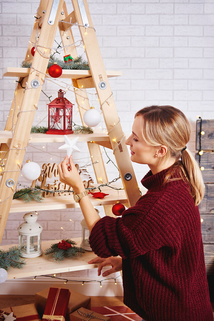 Holzleiter als Weihnachtsbaum geschmückt | Credit: iStock.com/gpointstudio