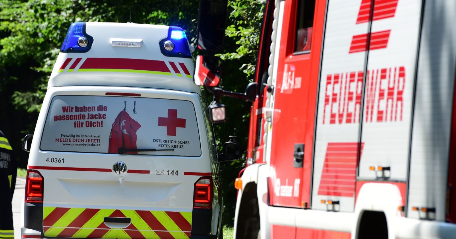 Rettung und Feuerwehrwagen im Einsatz