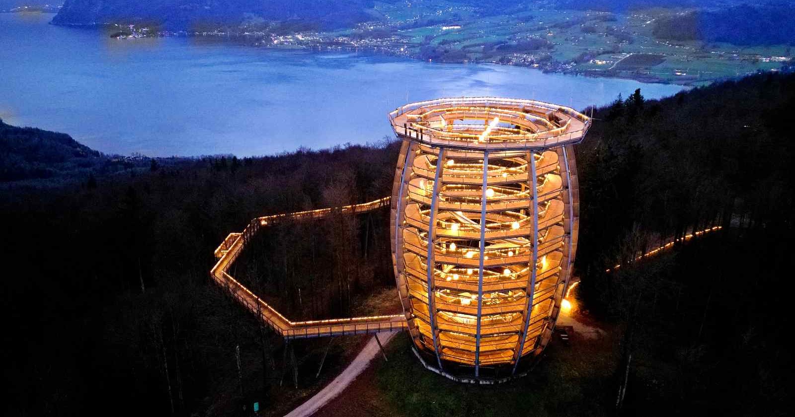 Baumwipfelpfad beleuchtet