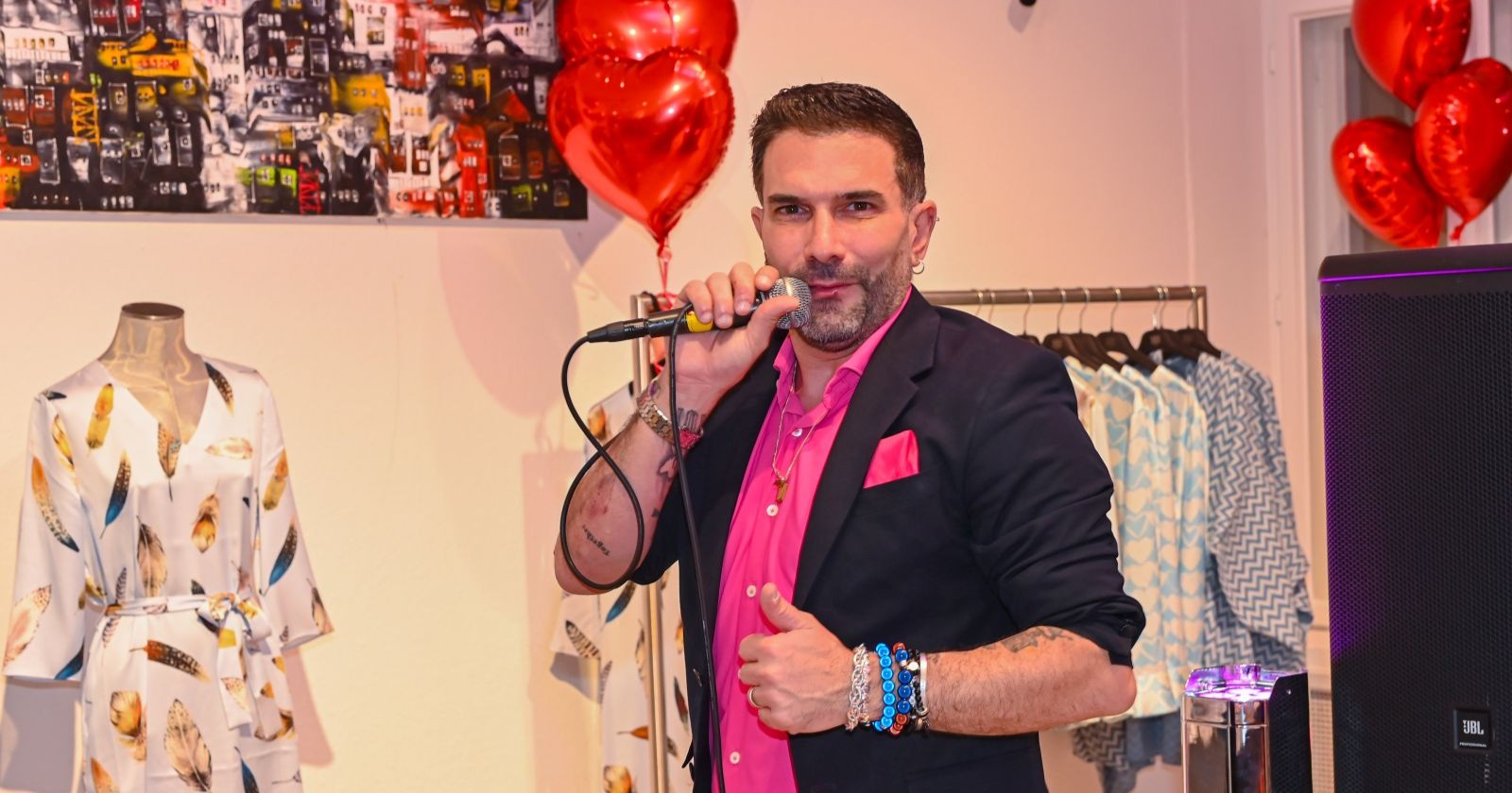 Marc Terenzi in einem pinken Hemd.