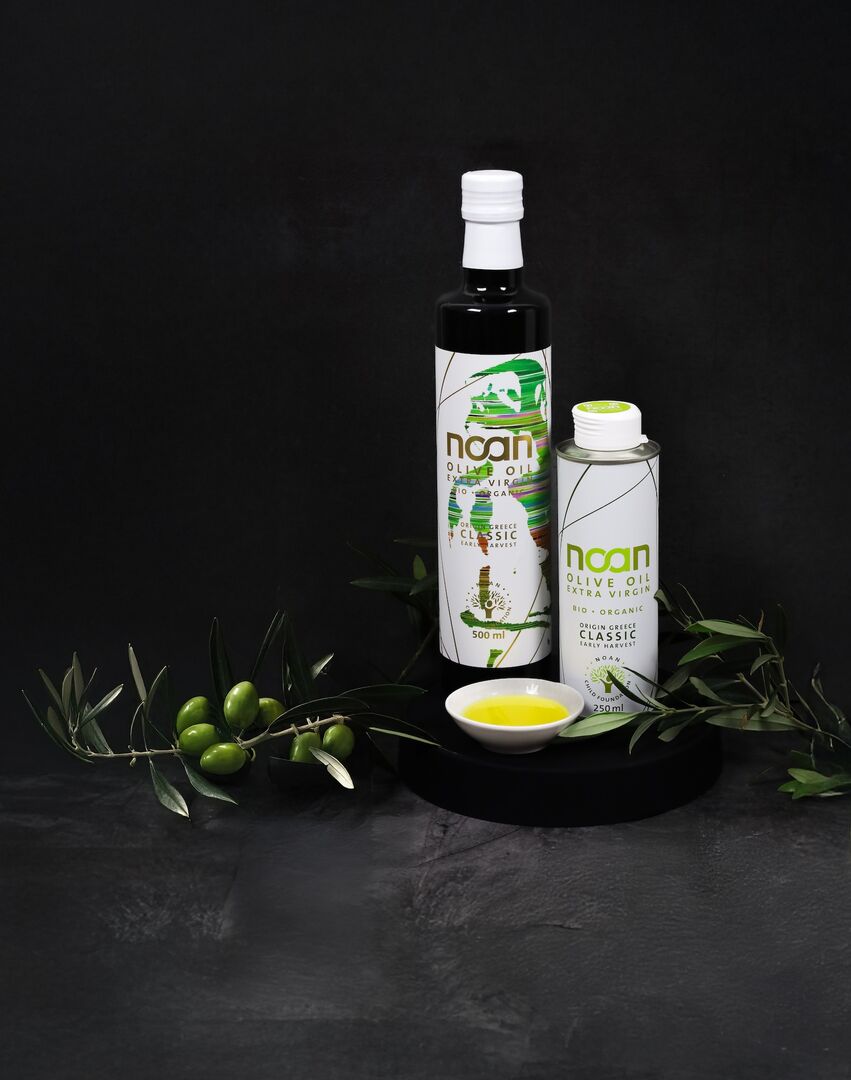 Olivenöle vor schwarzem Hintergrund