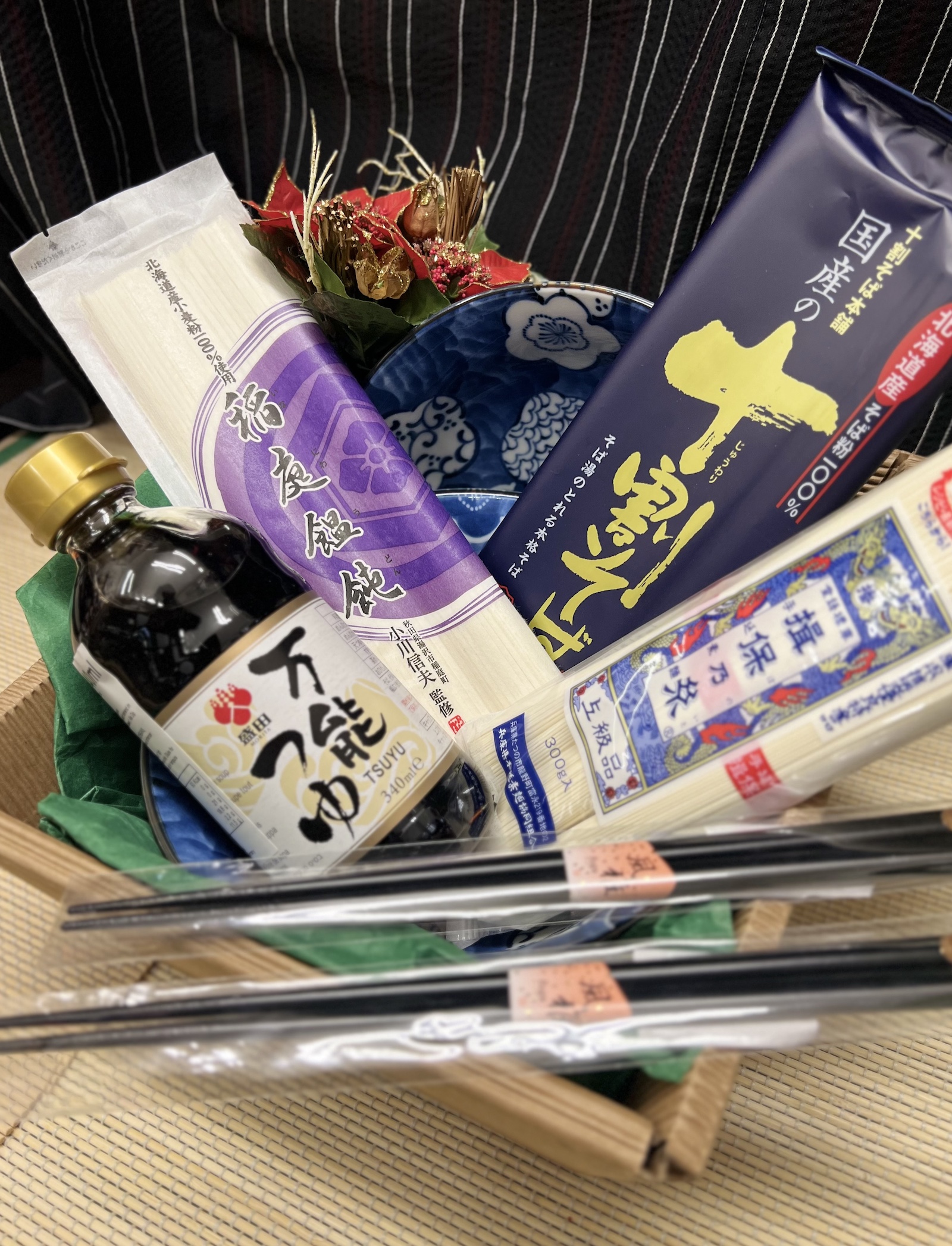 Japanisches Lebensmittel mit Stäbchen