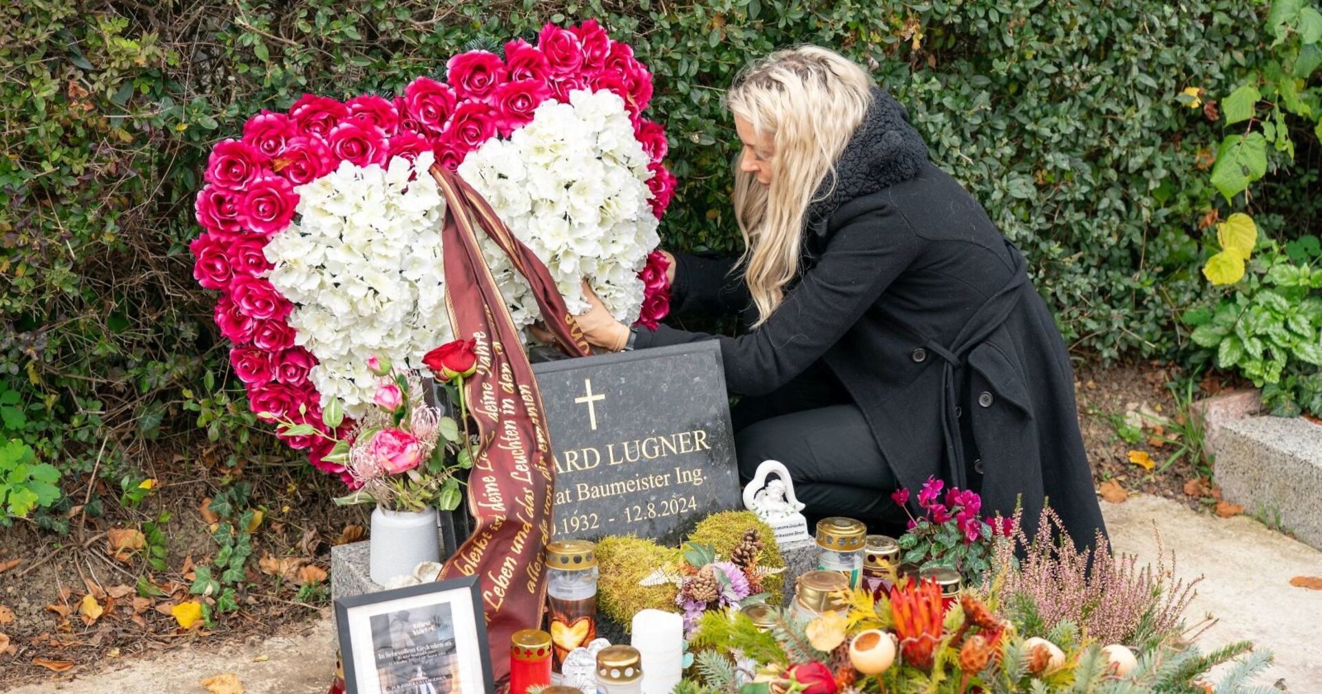 Simone Lugner an Richard Lugners Grab.