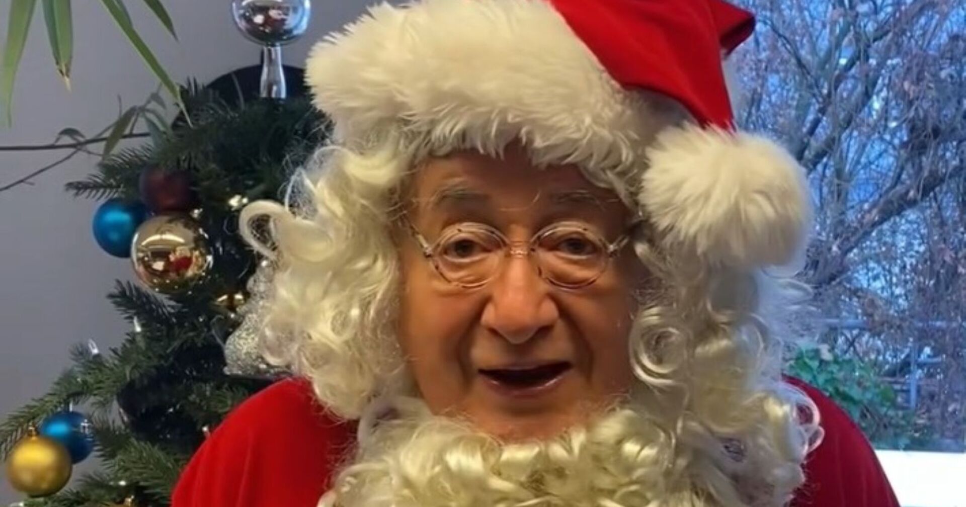 Richard Lugner als Weihnachtsmann verkleidet