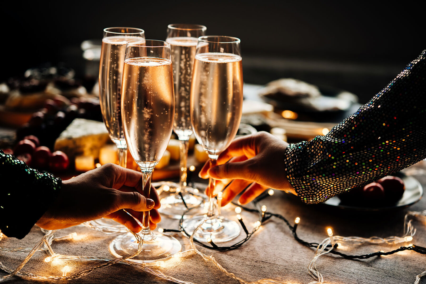 Silvester-Tischdeko mit Lichterkette | Credit: iStock.com/gregory_lee