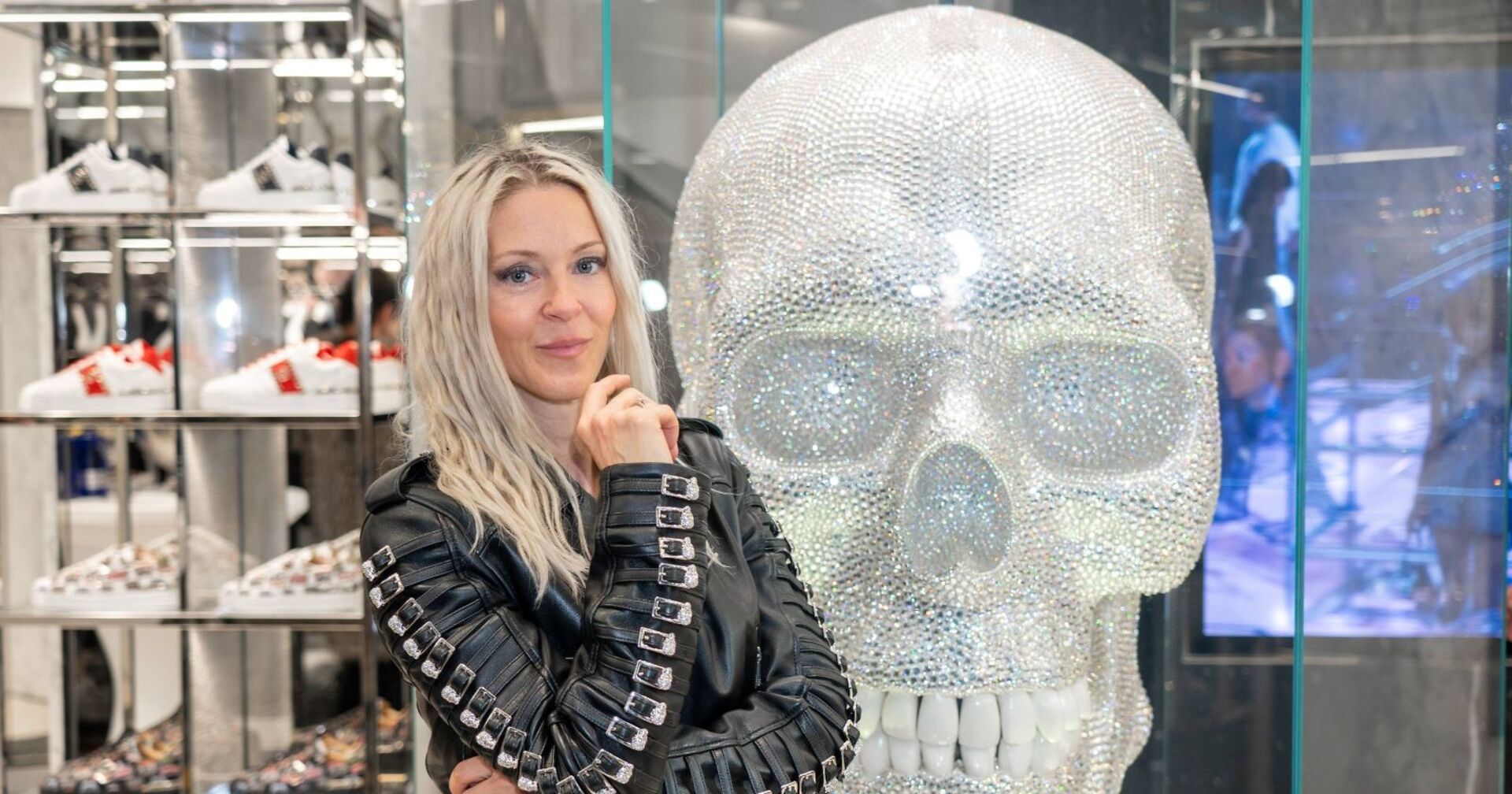 Simone Lugner posiert mit einem Totenkopf