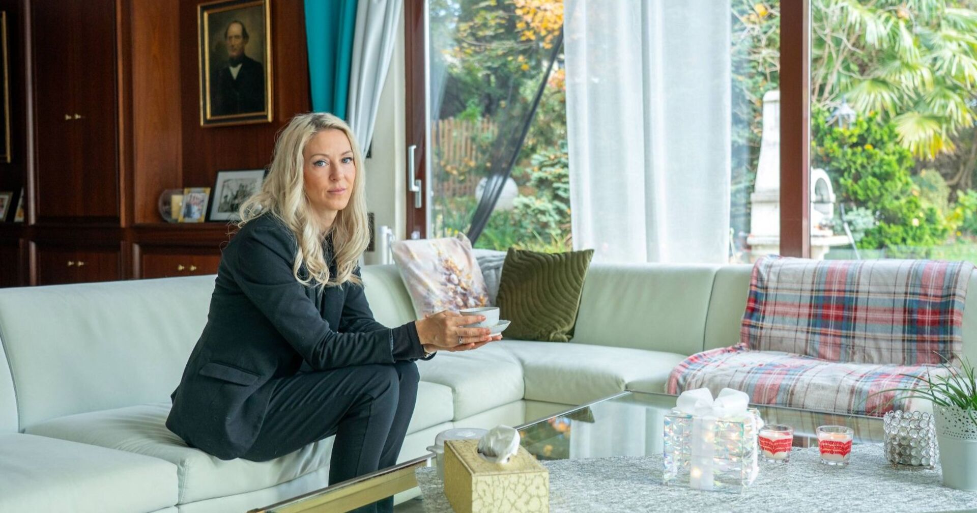 Simone Lugner sitzt auf ihrer Couch.