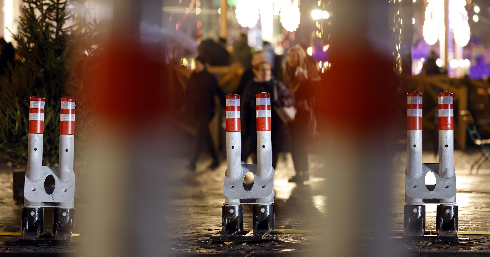 Terror-Absperrungen auf einem Weihnachtsmarkt.