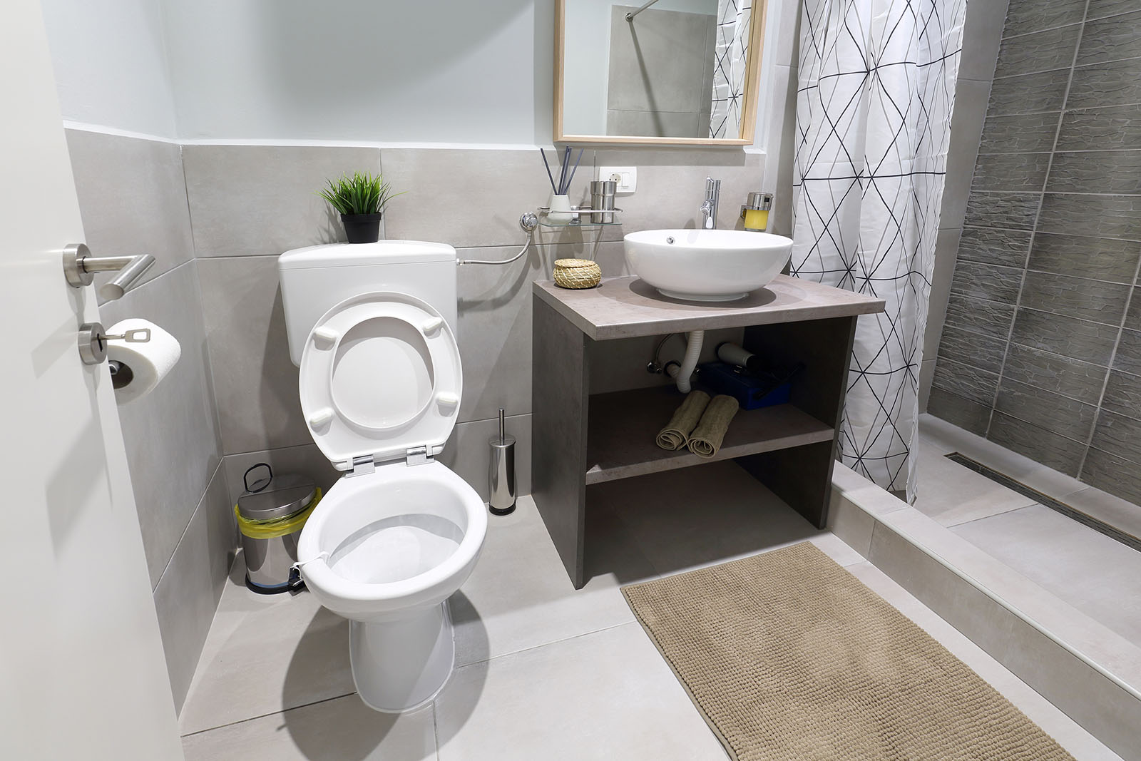 Toilette im Badezimmer | Credit: iStock.com/vuk8691