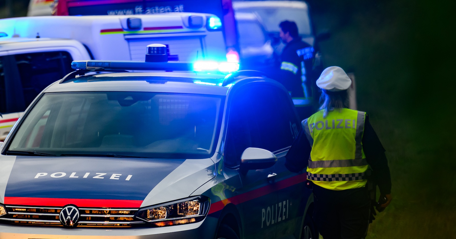 Polizei und Rettung an einen Unfallort.