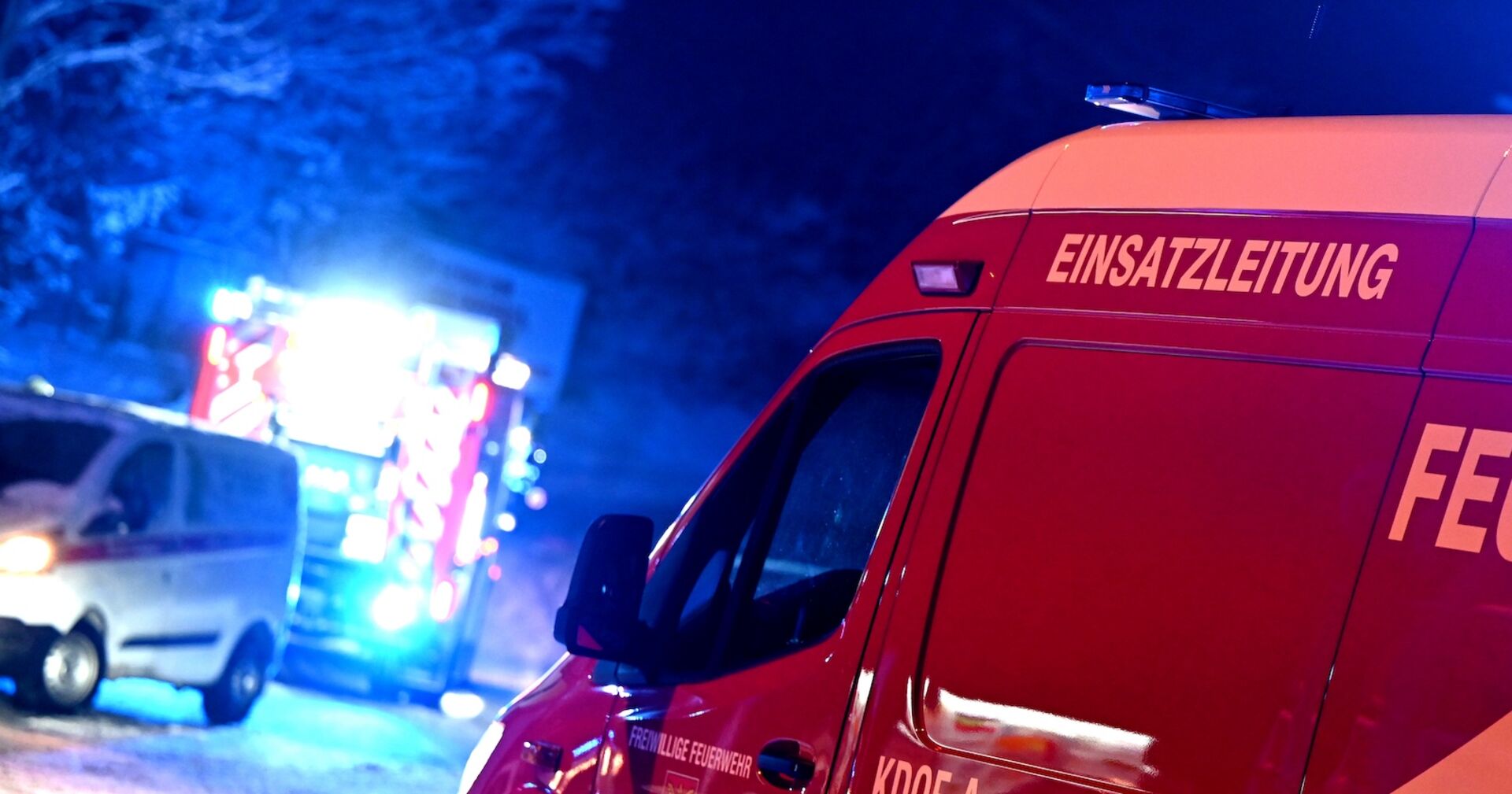 Feuerwehr und Rettung an einem Unfallort.