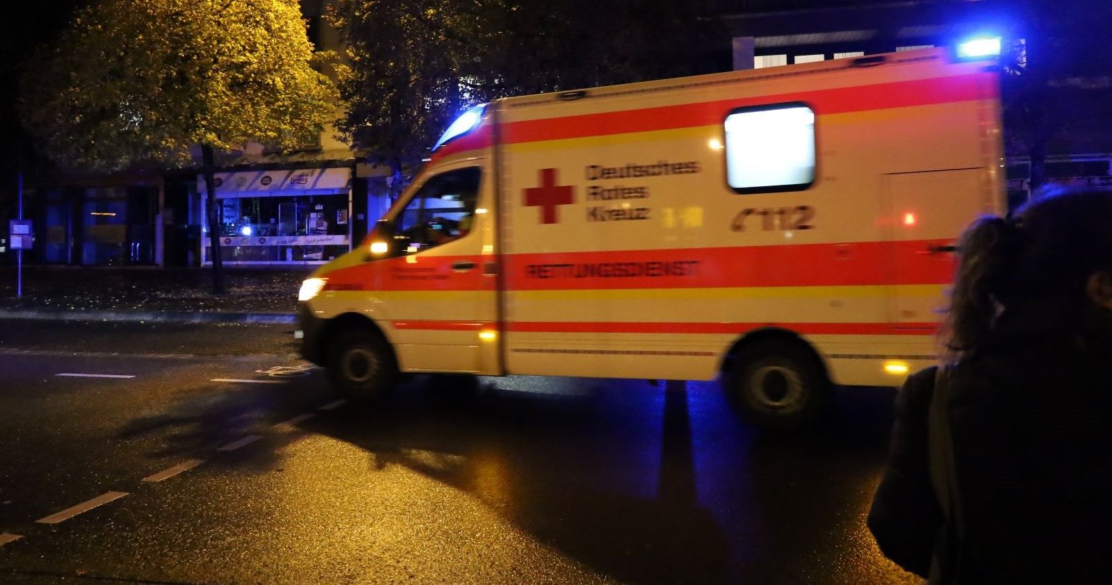 Ein Rettungswagen auf dem Weg zu einem nächtlichen Einsatz.