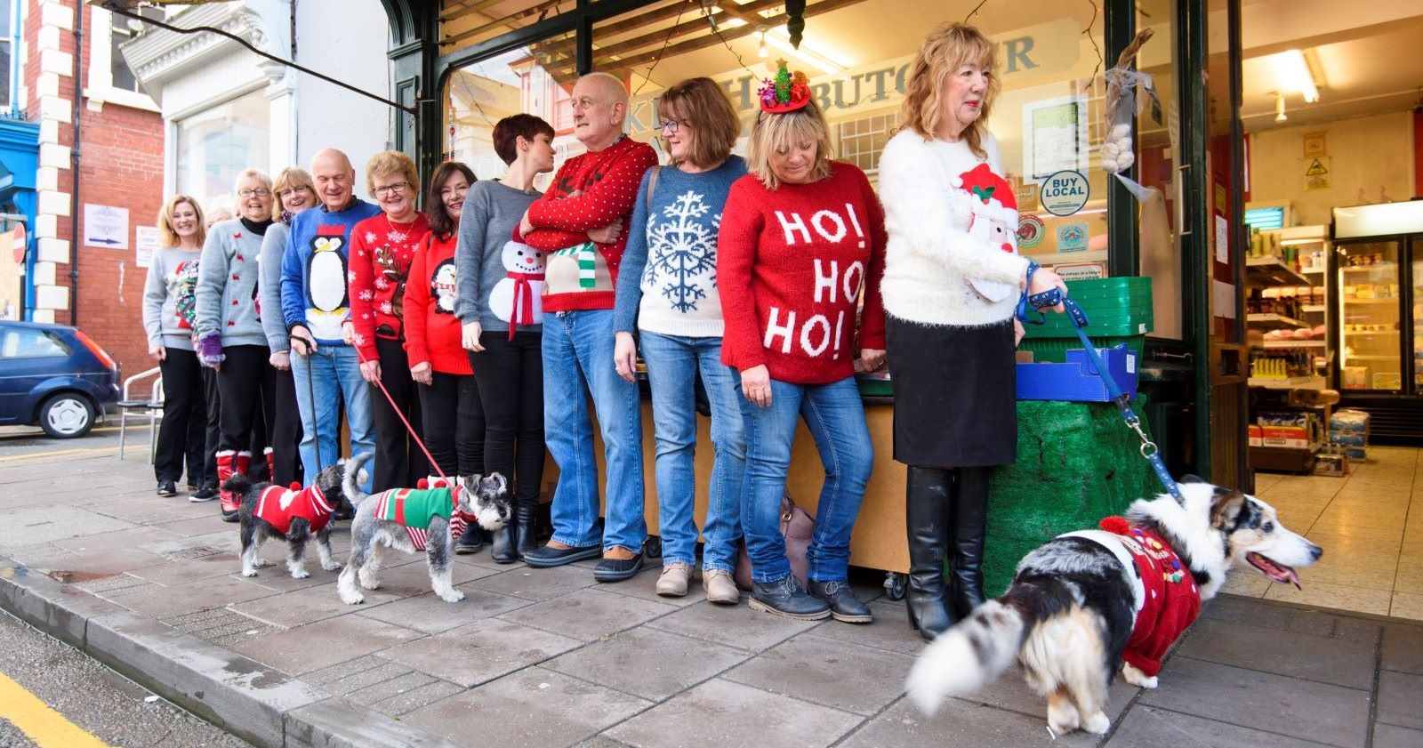Mehrere Engländer tragen am "Christmas Jumper Day" Weihnachtspullis.